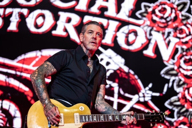 ”Olisin luultavasti vain päätynyt suomalaiseen vankilaan” – Social Distortionin Mike Ness muistelee vanhoja pahoja aikoja