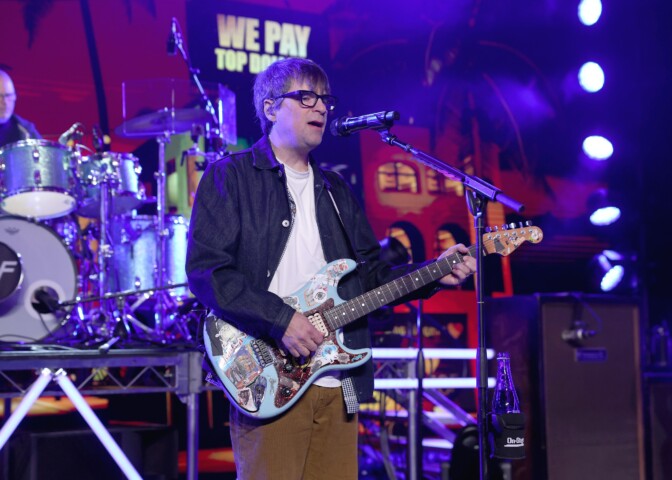 Weezer-nokkamies Michael Jacksonin, Metallican, Whitney Houstonin, Nirvanan ja muiden hittien äärellä – Rivers Cuomo julkaisi yllättäen aimo läjän akustisia covereita