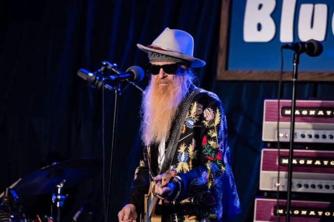 ZZ Top -kippari soolohommissa: rockin tunnetuin partasuu laulattaa taas kitaraansa uudella singellä