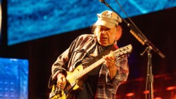Kiertueensa aiemmin peruuttanut Neil Young teki yllätyspaluun keikkalavalle – katso tästä