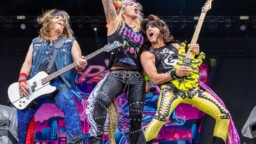 Kasarin tukkeheviskeneä parodioiva Steel Panther juhlistaa äitienpäivää singlellä, jota ei voi suositella soitettavaksi äidille