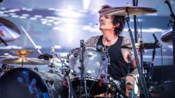 Uhka vai mahdollisuus: Mötley Crüe -rumpali teki brucedickinsonit