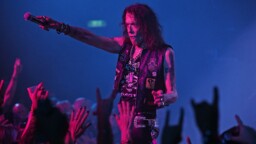 Lauluäänestä voi huolehtia kuten oppikirjoissa lukee ja suositukset kertovat – tai sitten homman voi hoitaa kuten Stephen Pearcy