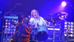 Seuraavaksi Nicko McBrain haluaa kertoa sinulle muutaman tarinan Iron Maidenin muinaishistoriasta
