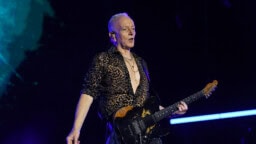 Def Leppardin Phil Collen ylistää suomalaiskitaristia – ”Mieletön soittaja”