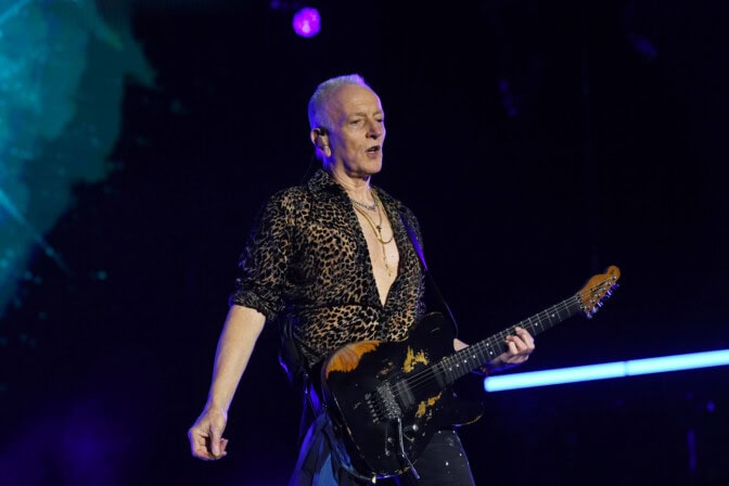 Def Leppardin Phil Collen ylistää suomalaiskitaristia – ”Mieletön soittaja”