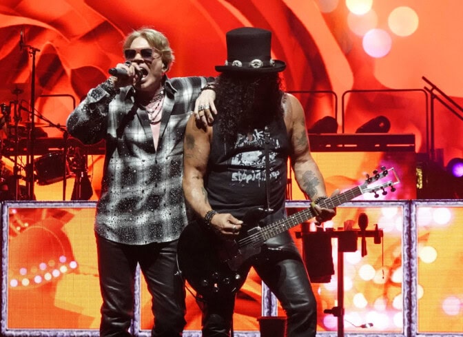 Guns N’ Roses nosti vanhan kasaribiisin keikkasettiin 20 vuoden tauon jälkeen – Tältä se näytti ja kuulosti yleisöstä käsin