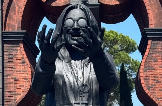 Kuusimetrinen Ozzy-patsas ilmestyi keskelle ranskalaista maalaismaisemaa – Sharon Osbourne  kommentoi näkyä ”tyrmääväksi”