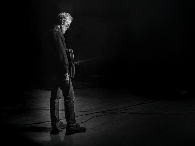Laulaja-lauluntekijä Glen Hansard saapuu Suomeen intiimille soolokeikalle