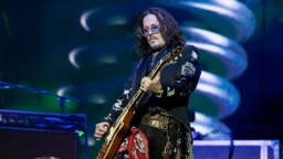 Näin lähtee Alice Cooperilta ja Johnny Deppiltä Ace of Spades – Hollywood Vampires tarjoaa tulisen tulkinnan Motörhead-klassikosta