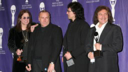 Black Sabbath -bänditoverit muistivat Ozzy Osbournea laulajan kuoleman vuosipäivänä