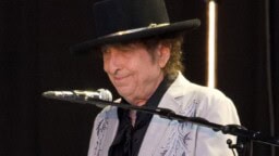 Ovi Bob Dylanin yhtyeessä käy tiuhaan – lavalle nousi jälleen uusi kitaristi
