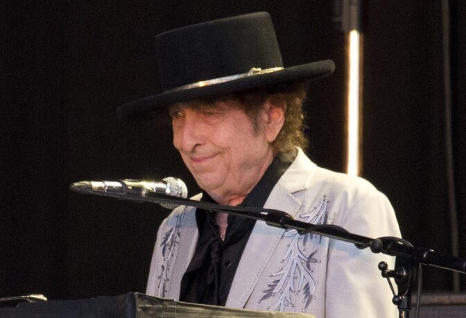 Ovi Bob Dylanin yhtyeessä käy tiuhaan – lavalle nousi jälleen uusi kitaristi