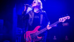 Hyvät naiset ja herrat, lavalla Mr. Glenn Hughes – Deep Purplesta tuttu kultakurkku pistää parastaan tasokkaalla livevideolla