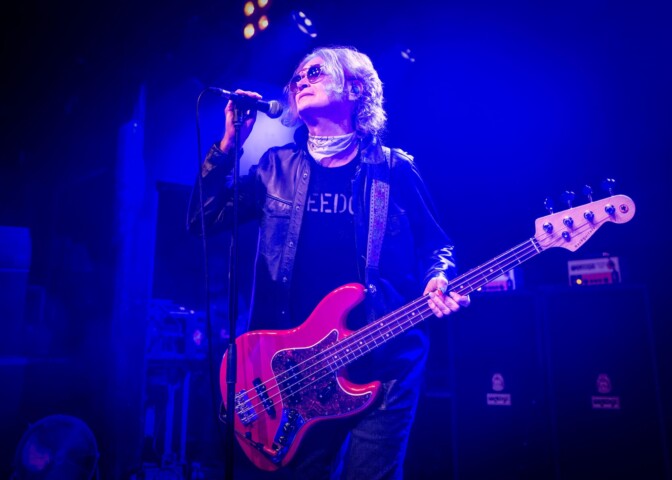 Hyvät naiset ja herrat, lavalla Mr. Glenn Hughes – Deep Purplesta tuttu kultakurkku pistää parastaan tasokkaalla livevideolla