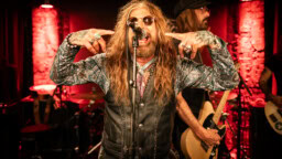 ”Meillä ei ole mitään keskusteluyhteyttä” – John Corabi kertoo, mikä Mötley Crüe -pestin päättymisessä harmittaa eniten