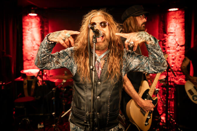 ”Meillä ei ole mitään keskusteluyhteyttä” – John Corabi kertoo, mikä Mötley Crüe -pestin päättymisessä harmittaa eniten