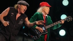 Tarkastetaanpa seuraavaksi kokonaisen keikan verran AC/DC:n nykyotteita