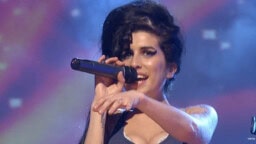Harvinaislaatuinen Amy Winehouse -livetallenne julki – näin laulajalegenda tulkitsi tulevaa klassikkoaan vuonna 2007