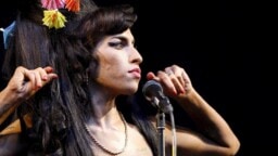 ”Kaikki tietävät, että vesipullossasi on votkaa” – The Rolling Stonesin jäsenet muistelevat Amy Winehousea