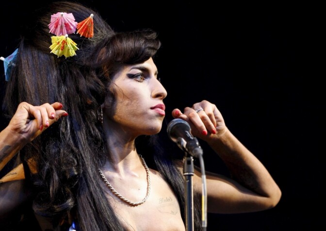 ”Kaikki tietävät, että vesipullossasi on votkaa” – The Rolling Stonesin jäsenet muistelevat Amy Winehousea