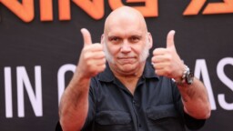Tuttu hahmo kurkki kulisseissa, kun entinen Iron Maiden -solisti esiintyi yhtyeen juhlatapahtumassa