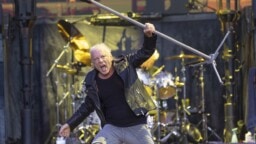 Bruce Dickinson yllätti nousemalla lavalle Green Day -kipparin keikalla – näin sujui Mott the Hooplen hitti