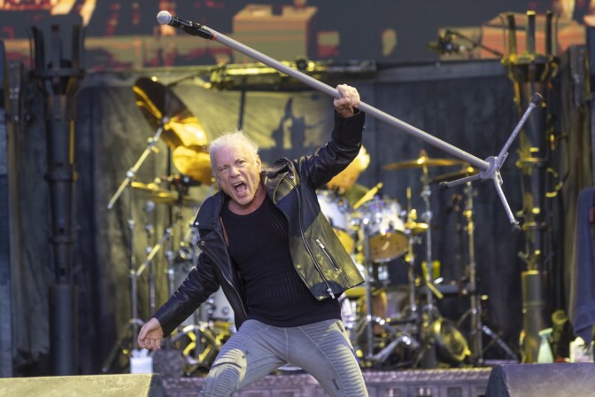 Bruce Dickinson yllätti nousemalla lavalle Green Day -kipparin keikalla – näin sujui Mott the Hooplen hitti