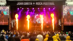 Tanakkaa soittoa, velmuilevia tarinoita ja sateen harmautta – John Smith Rock Festivalin päätöspäivän mieleenpainuvimmat esitykset