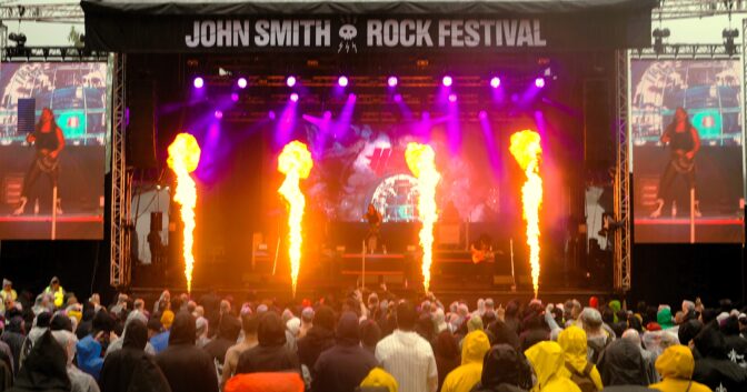 Tanakkaa soittoa, velmuilevia tarinoita ja sateen harmautta – John Smith Rock Festivalin päätöspäivän mieleenpainuvimmat esitykset