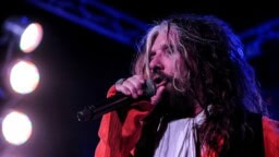 Erikoinen tilanne: entinen Mötley Crüe -laulaja ei tiedä, kuuluuko vielä bändiinsä