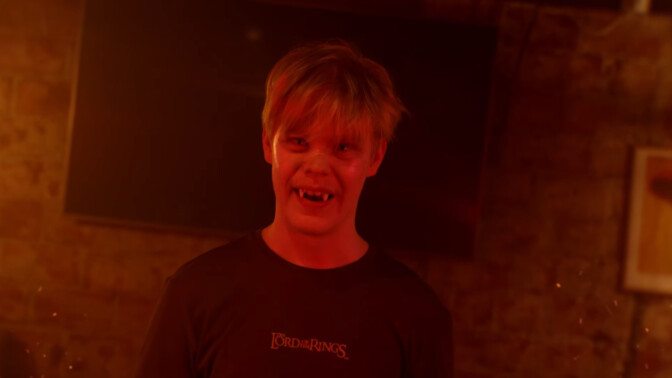 Kaikkeus sukeltaa kasari- ja Stranger Things -fiiliksiin Silmu Ståhlbergin tähdittämällä Pimeys-videolla