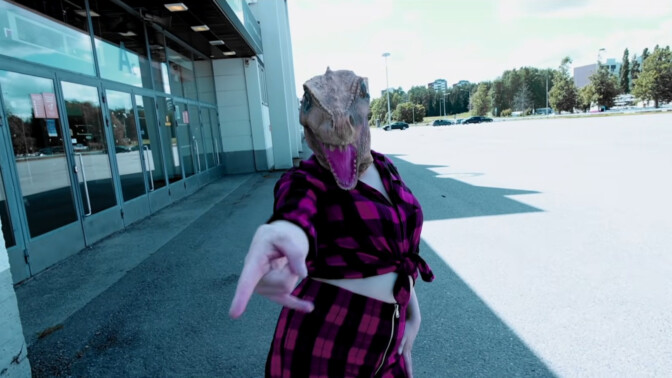 Mitä tapahtuu, kun industrial metal -jyrä ottaa käsiinsä Britney Spearsin jättihitin? Katso huuruinen video