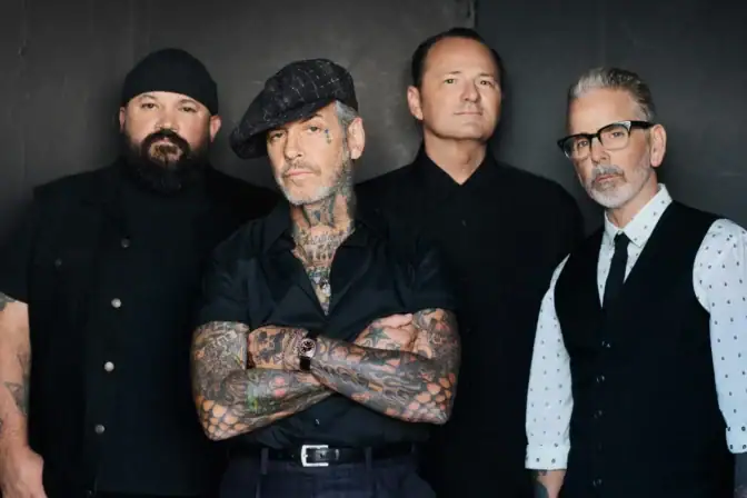 ”On jännää, miten paljon energiaa ihmisellä on, kun sitä ei tuhlaa pikkurikoksiin ja huumekauppaan” – haastattelussa Social Distortion
