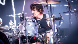 Mötley Crüen Tommy Lee kertoo, millainen fyysinen ponnistus rokkikeikan soitto oikein on