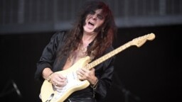 Se on nyt tai ei koskaan, toteaa Yngwie Malmsteen – Ruotsin kitarajumala lyö pöytään uuden biisin ja kertoo tulevasta levystä