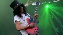 Miten lähtee Slashiltä Jimi Hendrixin ikoninen Purple Haze? GNR-kitaristi tulkitsi klassikkobiisiä kovassa seurassa