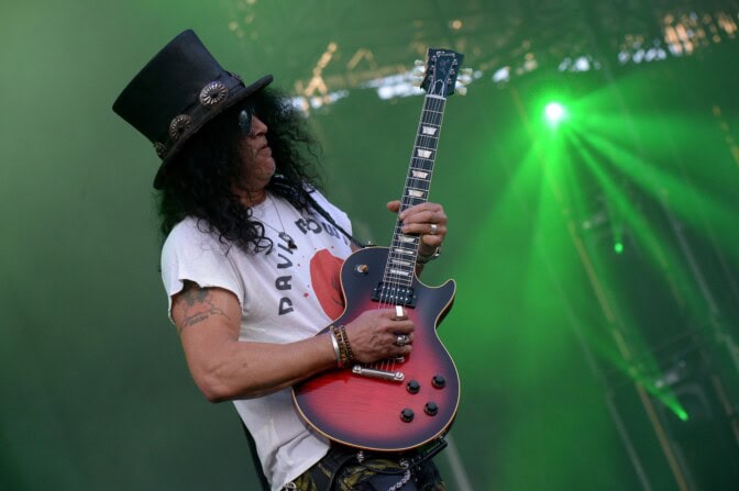 Miten lähtee Slashiltä Jimi Hendrixin ikoninen Purple Haze? GNR-kitaristi tulkitsi klassikkobiisiä kovassa seurassa