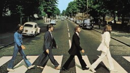 Näyttääkö oikealta? Tulevien Beatles-elokuvien näyttelijät nähtiin toisintamassa ikonista Abbey Roadin kansikuvaa