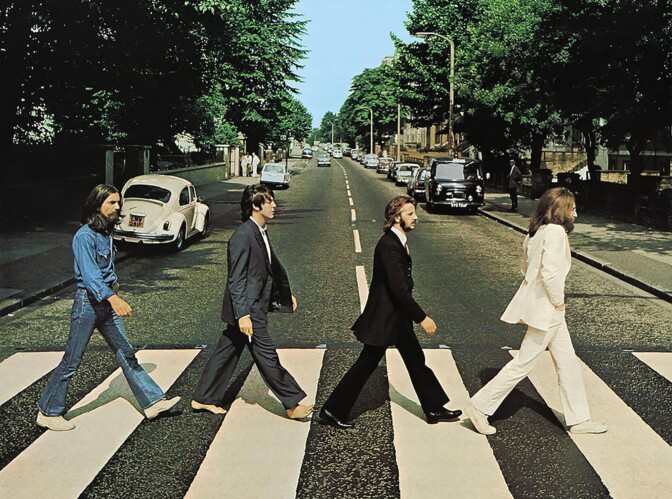 Näyttääkö oikealta? Tulevien Beatles-elokuvien näyttelijät nähtiin toisintamassa ikonista Abbey Roadin kansikuvaa