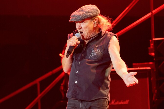Brian Johnsonilla läheltä piti -tilanne AC/DC:n keikalla – Tallentui videolle