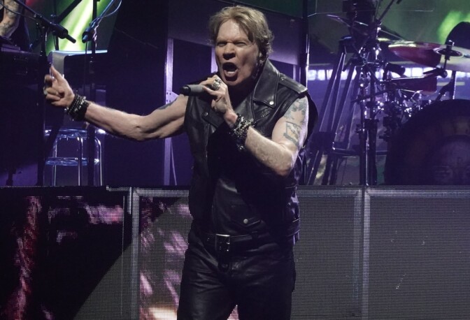 Axl Rose kertoo kärsivänsä laulajalle varsin kiusallisesta vaivasta – ”Kuulostaa siltä kuin leukani lähtisi sijoiltaan”