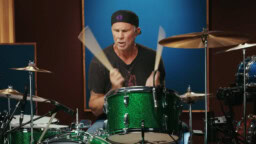 Chad Smith todellisen ikivihreän kimpussa – näin Red Hot Chili Peppers -rumpalilta lähtee Deep Purplen klassikko-osasto