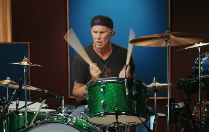 Chad Smith todellisen ikivihreän kimpussa – näin Red Hot Chili Peppers -rumpalilta lähtee Deep Purplen klassikko-osasto