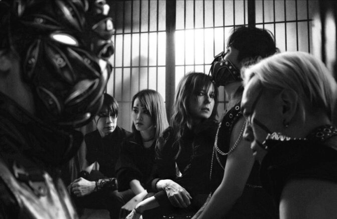 Mariska päätti tehdä vaihteeksi jotain todella erilaista – ryhtyi yhteistyöhön ulkomaisen äärimetallibändin kanssa