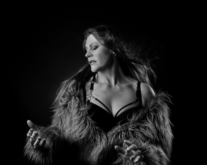 Floor Jansen on jälleen liikekannalla: uusi single kertoo ”kaipuusta saada tilaa omaan mieleen ja kehoon”, video julki