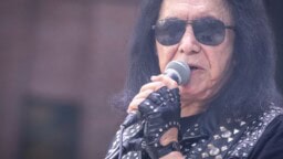 Gene Simmons kertoo, miksi jaksaa vetää nahkahousut jalkaan ja nousta lavalle ilta toisensa jälkeen vielä Kissinkin lopetettua