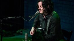 Jack White teki kunniaa Dolly Partonille – soitti vanhan White Stripesin cover-bravuurin pitkän tauon jälkeen