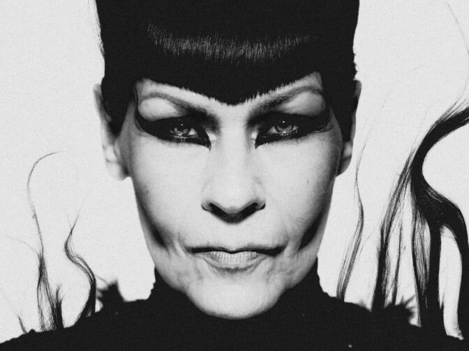 Mun nimi on Honey B – rytmimusiikin klassikkoyhtye kertoo itsestään viekoittelevalla ja hypnoottisella singlellä