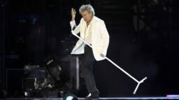 Hiljattain keikallaan miltei pyörtynyt Rod Stewart joutui siirtämään keikkaansa ”lääketieteellisen toimenpiteen” takia